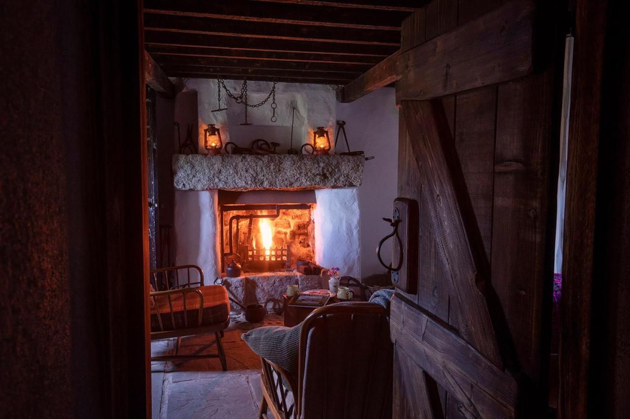 Thistle Thatch Cottage And Hot Tub - Mourne Mountains ニューカッスル エクステリア 写真
