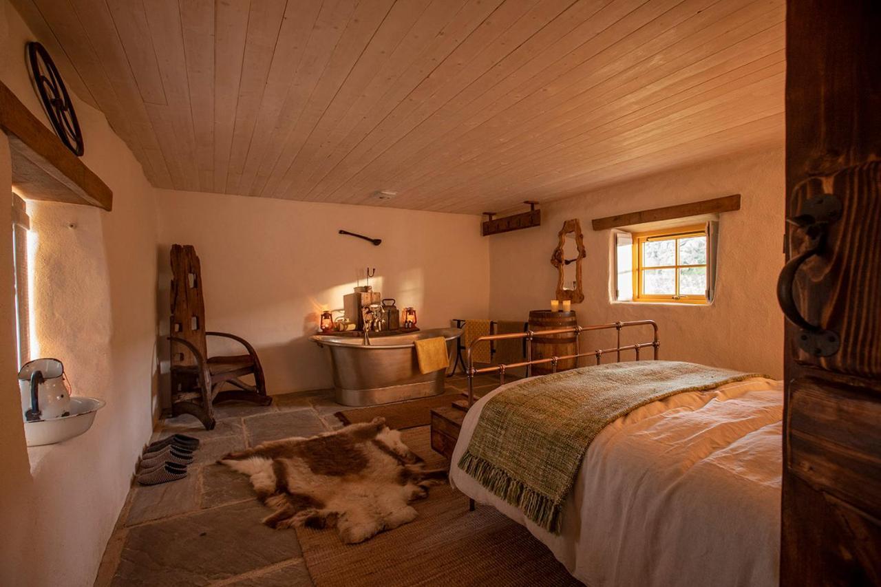 Thistle Thatch Cottage And Hot Tub - Mourne Mountains ニューカッスル エクステリア 写真
