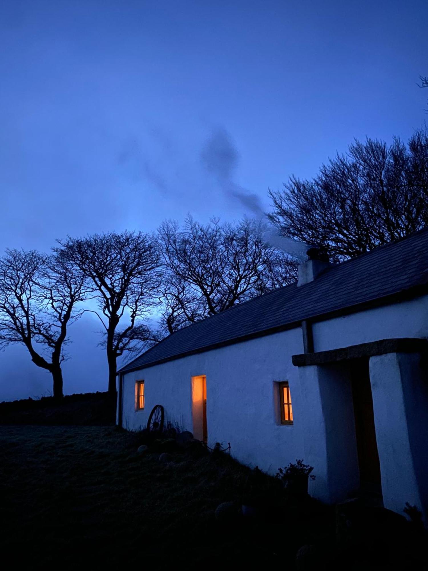 Thistle Thatch Cottage And Hot Tub - Mourne Mountains ニューカッスル エクステリア 写真